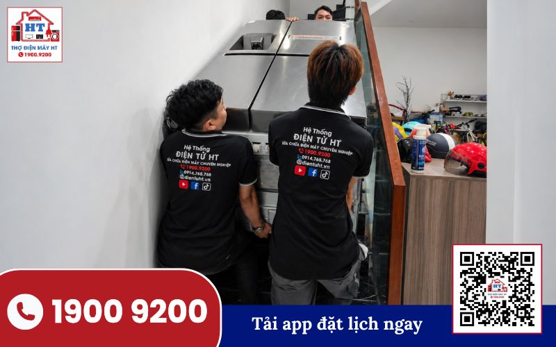 Kiểm tra tủ lạnh để nhận cảnh báo cửa mở trên điện thoại Kỹ thuật viên đang kiểm tra bên trong tủ lạnh, có thể liên quan đến việc nhận cảnh báo cửa mở trên điện thoại.