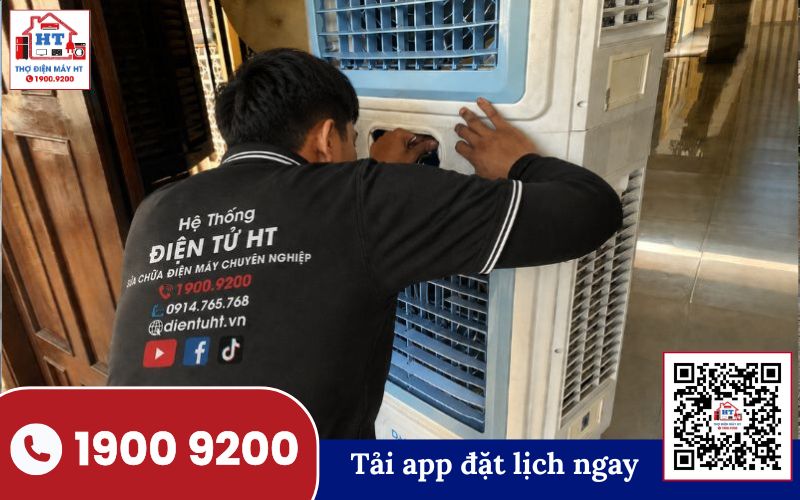 Kiểm tra tổng quát quạt hơi nước trước khi sử dụng cho trẻ sơ sinh Kỹ thuật viên kiểm tra quạt hơi nước màu trắng trên sàn nhà, chuẩn bị bảo dưỡng hoặc sửa chữa