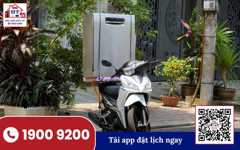 Vận chuyển máy rửa chén an toàn bằng xe đẩy Kỹ thuật viên đang di chuyển máy rửa chén bằng xe đẩy chuyên dụng, đảm bảo an toàn cho thiết bị và người vận chuyển.
