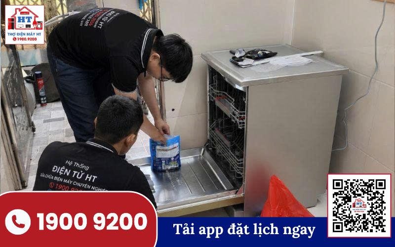 Kiểm tra máy rửa chén định kỳ tại nhà Người thợ kiểm tra máy rửa chén tại nhà, đảm bảo thiết bị hoạt động hiệu quả và an toàn