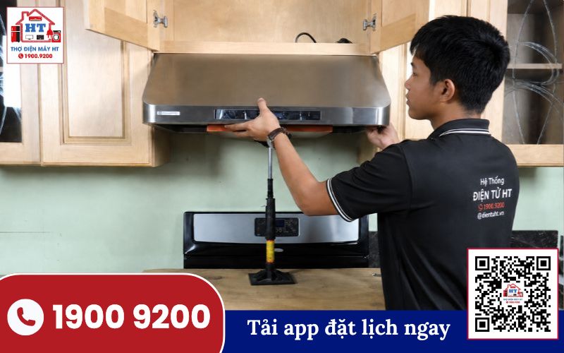Kiểm tra kỹ thuật bên trong máy hút mùi Người thợ đang kiểm tra bên trong máy hút mùi, tập trung vào các bộ phận kỹ thuật